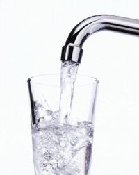 Robinet faisant couler de l'eau dans un verre - Source photo : carevox.fr