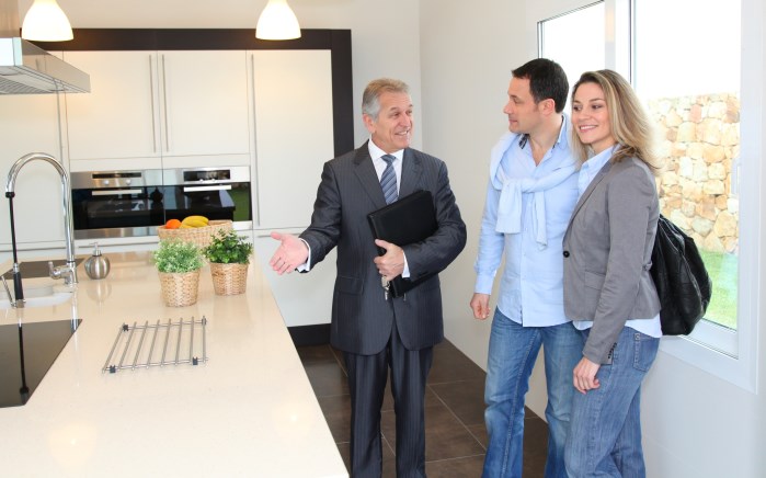 Visite d'un logement par de futurs locataires