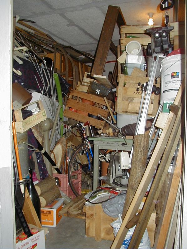 Cave encombrée - crédit image : teenservices.ch