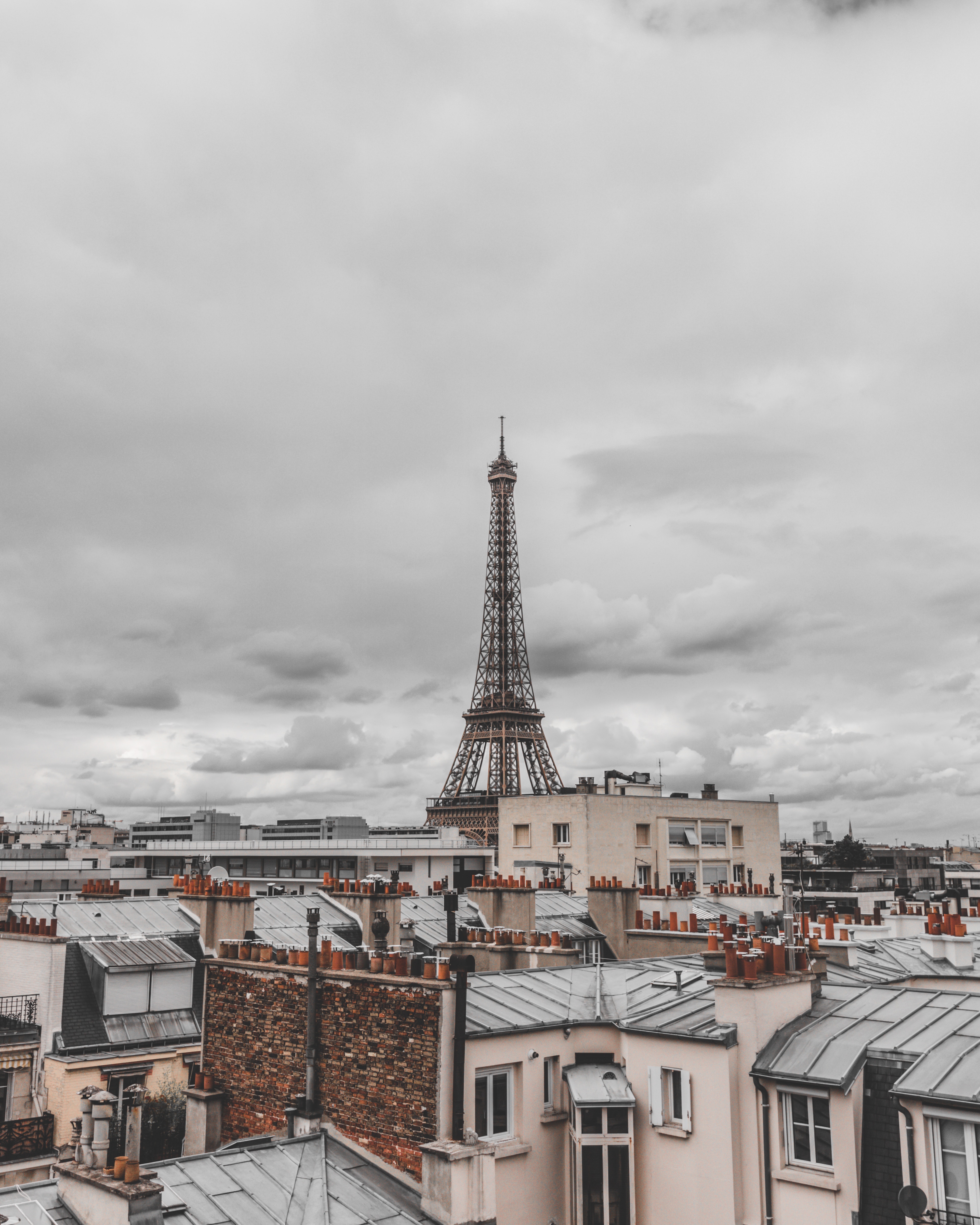 Toits de Paris avec la Tour Eiffel au fond - Photo by paul wallez on Unsplash