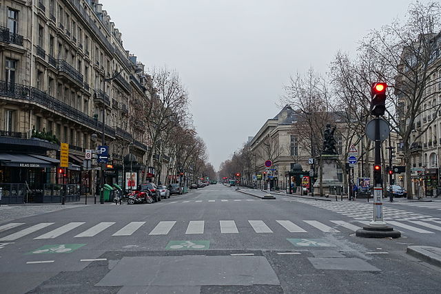Rue vide à Paris