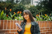 Étudiante recherchant son logement étudiant sur son téléphone