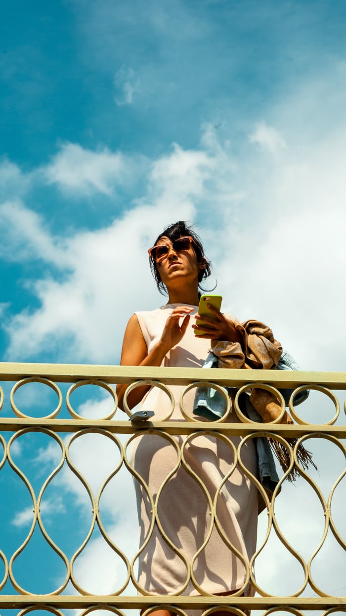 Étudiante consultant les annonces de logement sur son smartphone