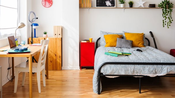 Étudiant emménageant dans son nouvel appartement loué entre particuliers sur Locservice